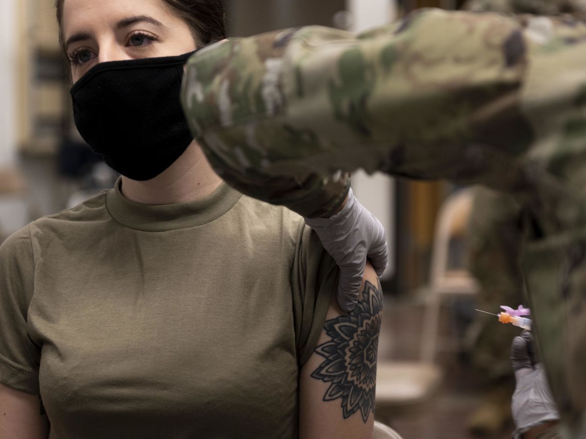 Foto: Una militar estadounidense es vacunada en la base aérea de Osan, en Corea del Sur. (Foto: EFE)