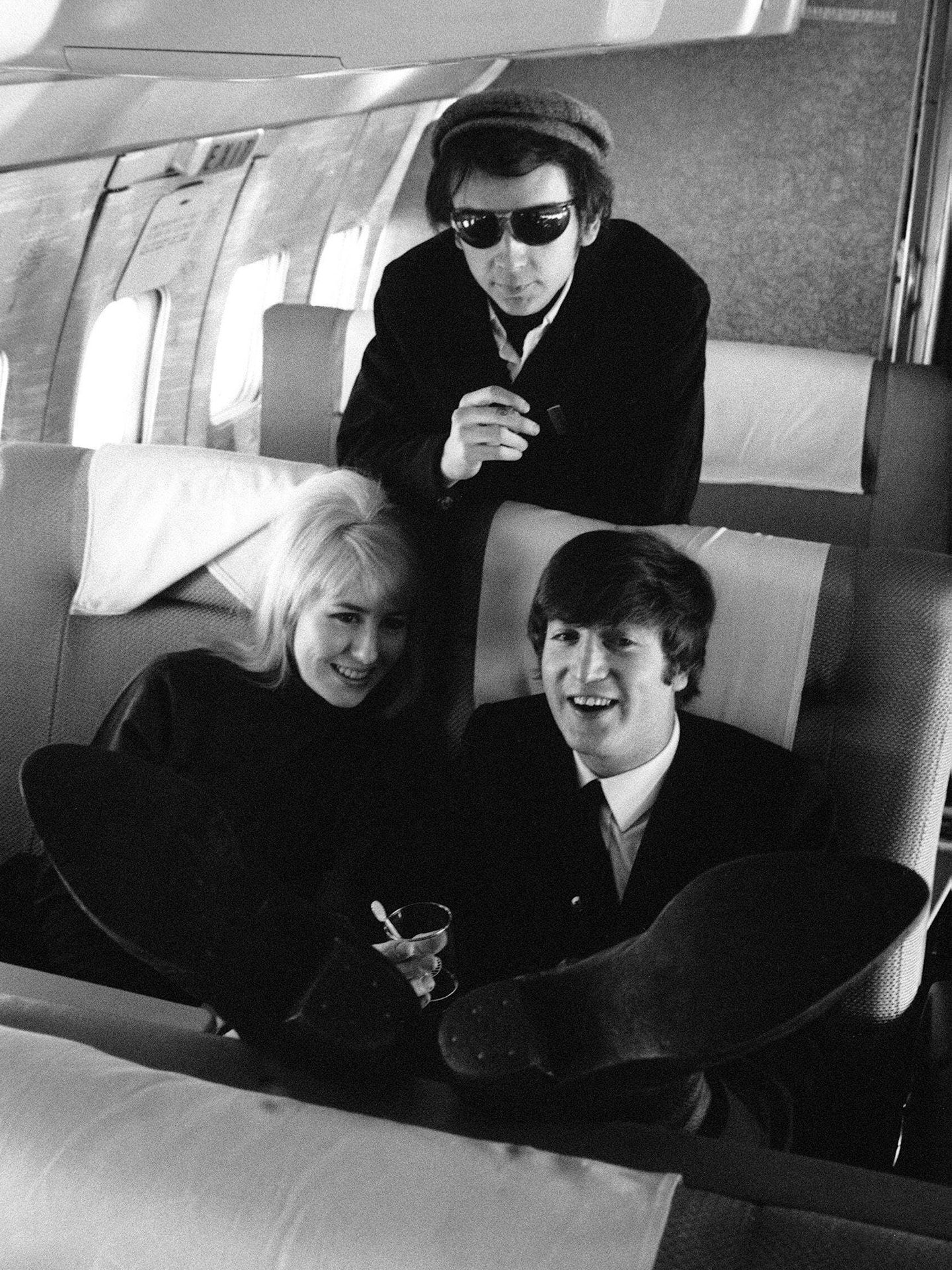 Phil Spector, arriba, junto a John Lennon. (Movistar )