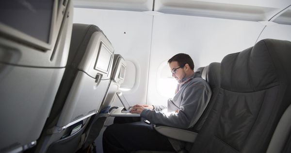 Foto: Imagen de archivo de un hombre utilizando el ordenador en un vuelo. (Reuters)