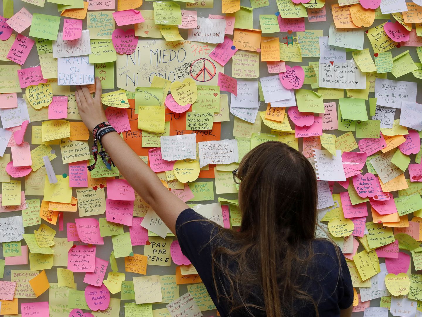 Una mujer deja una nota con un mensaje de apoyo en Las Ramblas de Barcelona. (EFE)