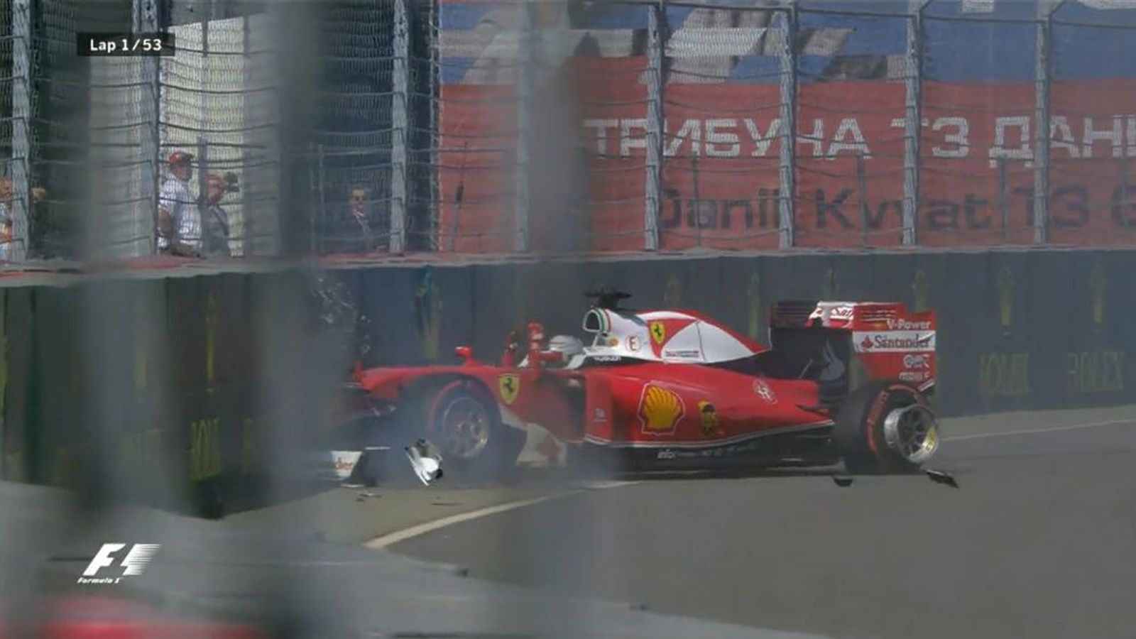 Foto: Vettel tras sufrir el doble golpe de Daniil Kvyat.