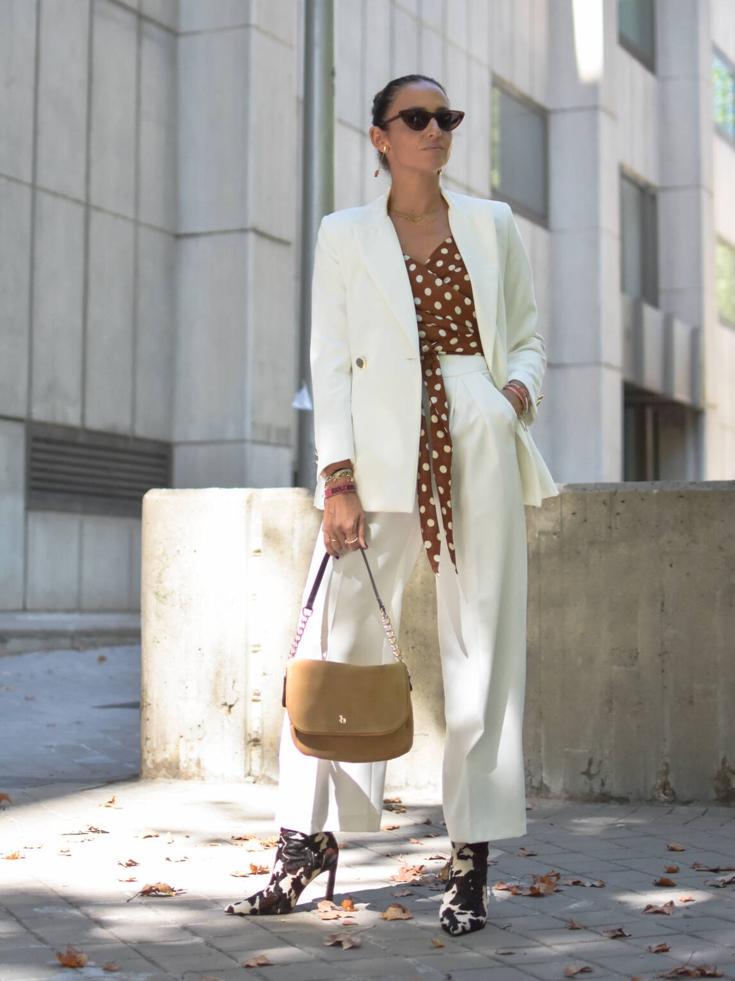 La influencer Silvia Rodríguez con traje de chaqueta blanco y botines. (Instagram @elblogdesilvia)