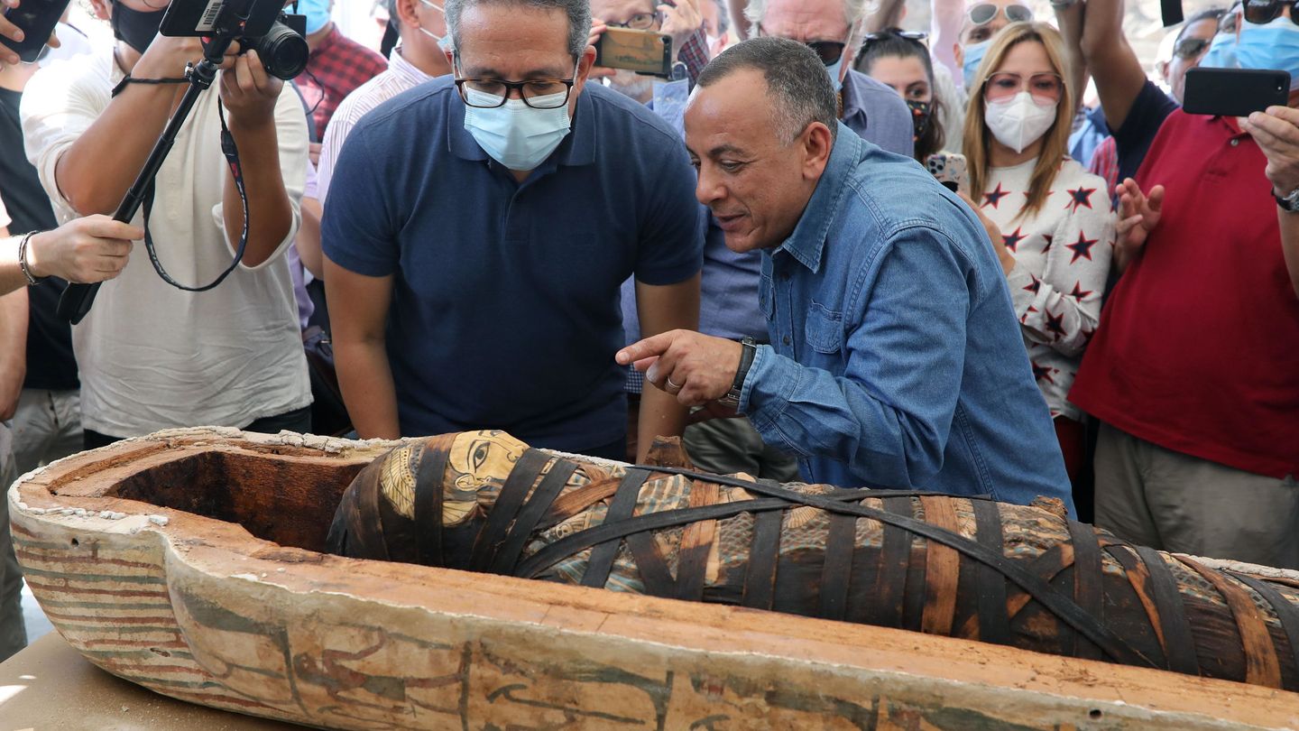 Las autoridades egipcias, durante la apertura del sarcófago. Foto: EFE EPA KHALED ELFIQI