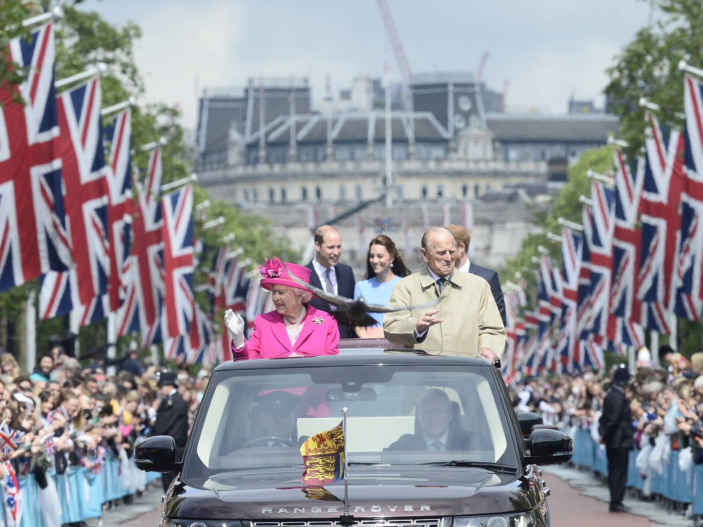 La reina Isabel II y el príncipe Felipe, junto a los príncipes Guillermo, Enrique y la duquesa de Cambridge, durante un desfile en Londres. (Reuters)