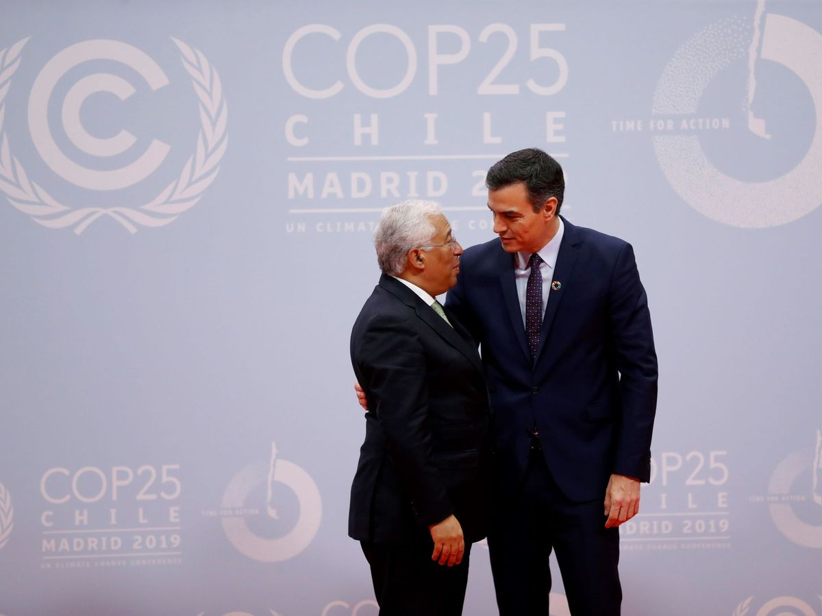 Foto: Costa y Sánchez se saludan a la llegada del primer ministro portugués a la COP25. (EFE)