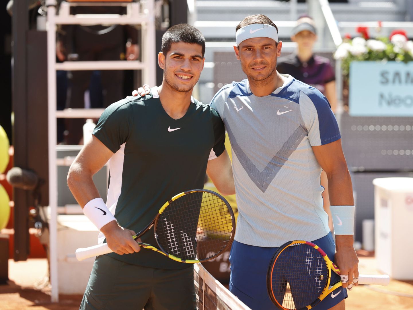 Carlos Alcaraz y Rafa Nadal, en el Mutua Madrid Open. (EFE/Emilio Naranjo) 