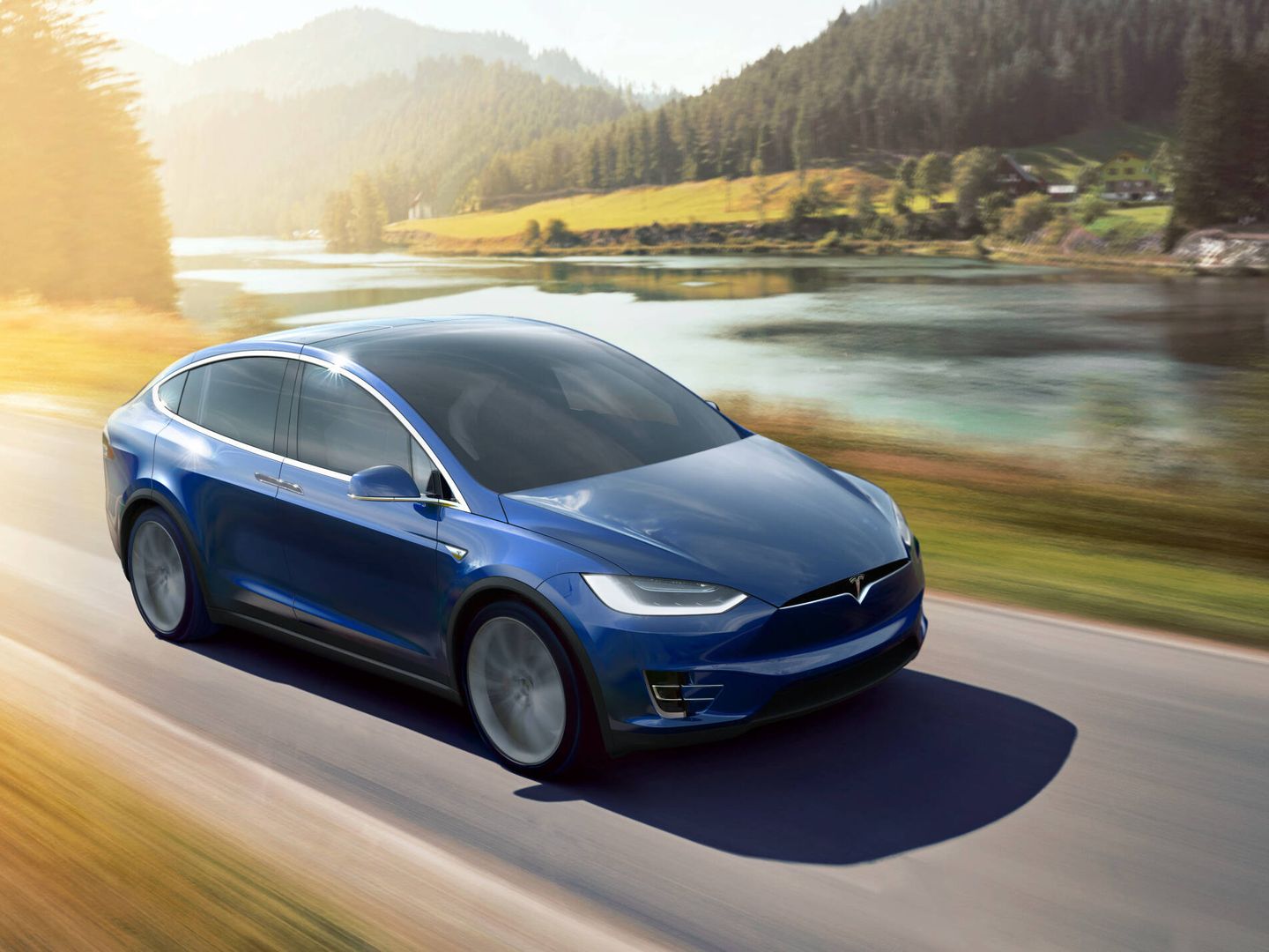 Como otros coches actuales, los Tesla ofrecen sistema de conducción semiautónoma, pero siempre requieren de la supervisión del conductor.