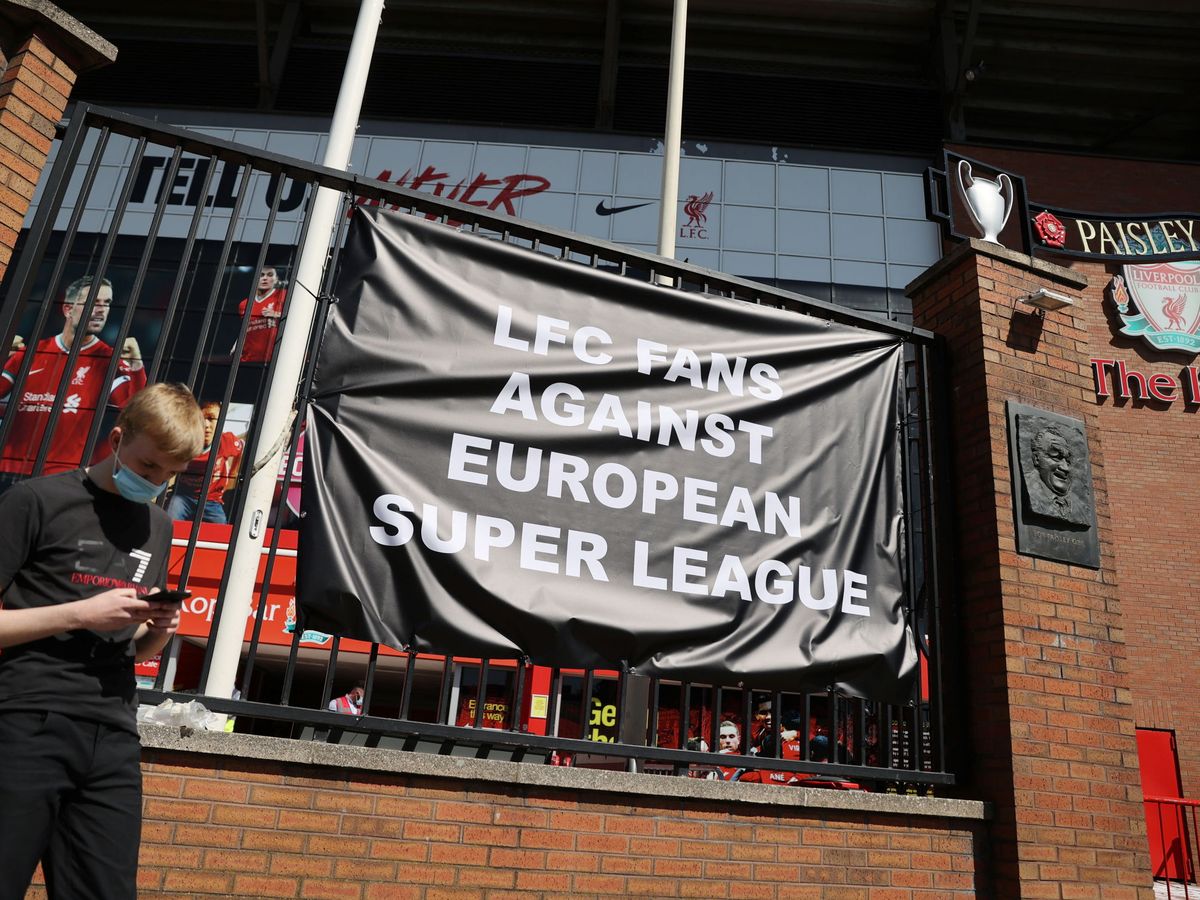Foto: Protestas de los aficionados del Liverpool en Anfield. (Reuters) 