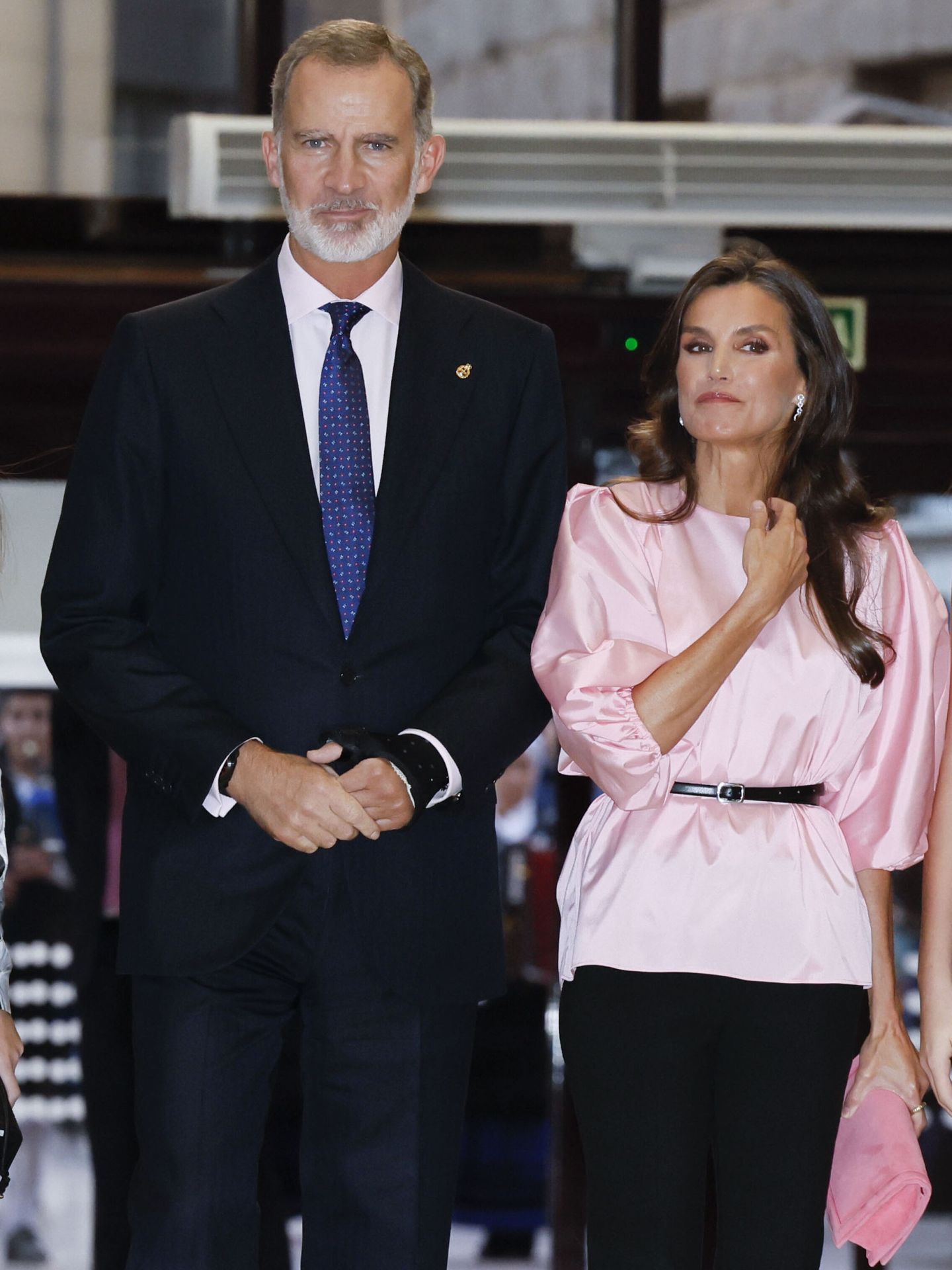 OVIEDO, 19 10 2023.- Los reyes Felipe VI (i) y Letizia (d), a su llegada al Concierto Premios Princesa de Asturias, este jueves en Oviedo, en la víspera de la ceremonia de entrega de los galardones. EFE  Ballesteros 