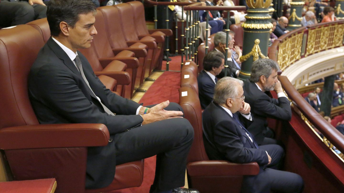 Pedro Sánchez, sentado solo durante el acto por los 40 años de las elecciones de 1977. Delante, José María Aznar, Carlos Lesmes y Juan José González Rivas. (EFE)