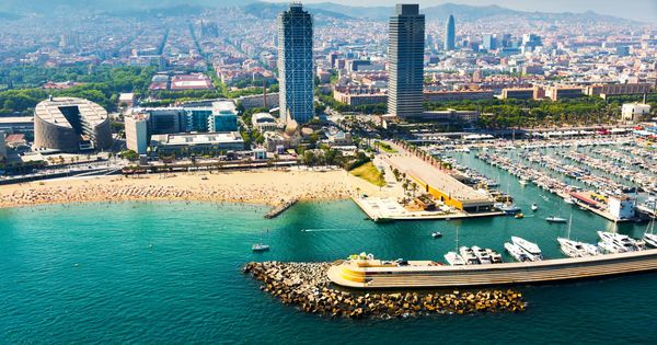 Foto: Vista aérea de Barcelona desde el puerto. (iStock)