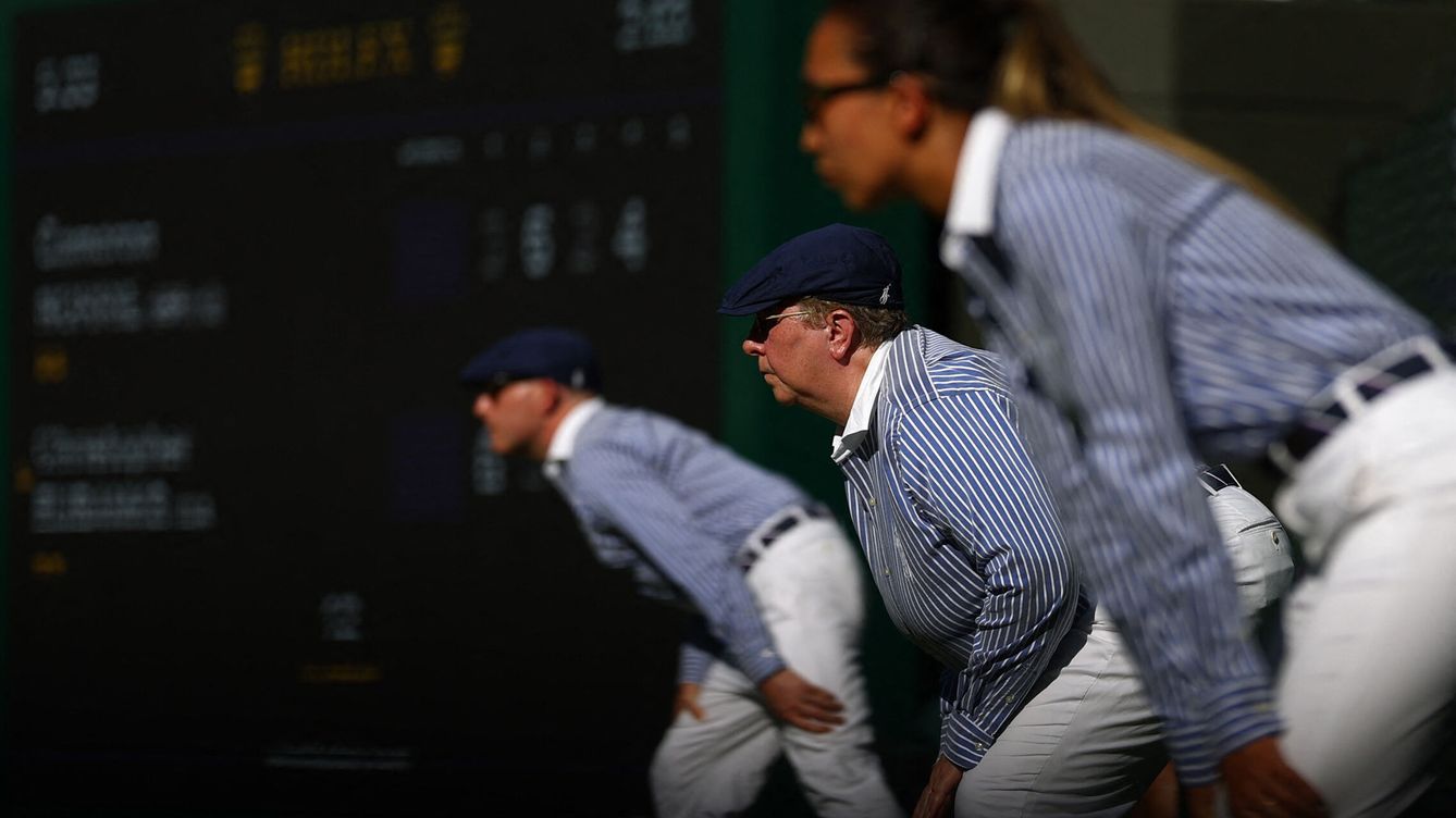 Foto: Jueces de línea durante esta edición del torneo de Wimbledon. (Reuters)