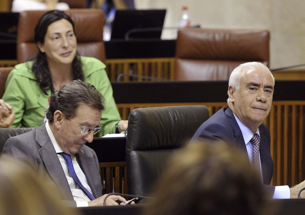 Foto: El consejero andaluz de Cultura, Educación y Deporte, Luciano Alonso (d), durante el pleno del Parlamento (EFE)