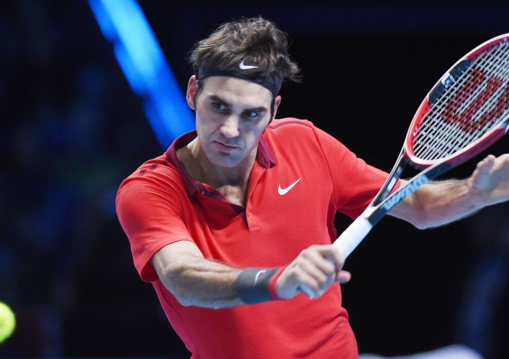 Foto: Federer corta la bola con su elegante revés durante la semifinal ante Wawrinka. 