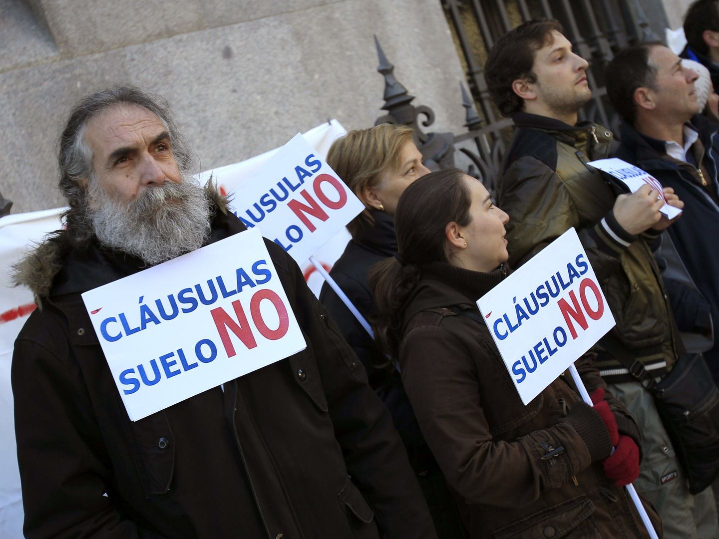 Concentración que miembros de la plataforma de afectados por las cláusulas suelo ante el Banco de España. (EFE)