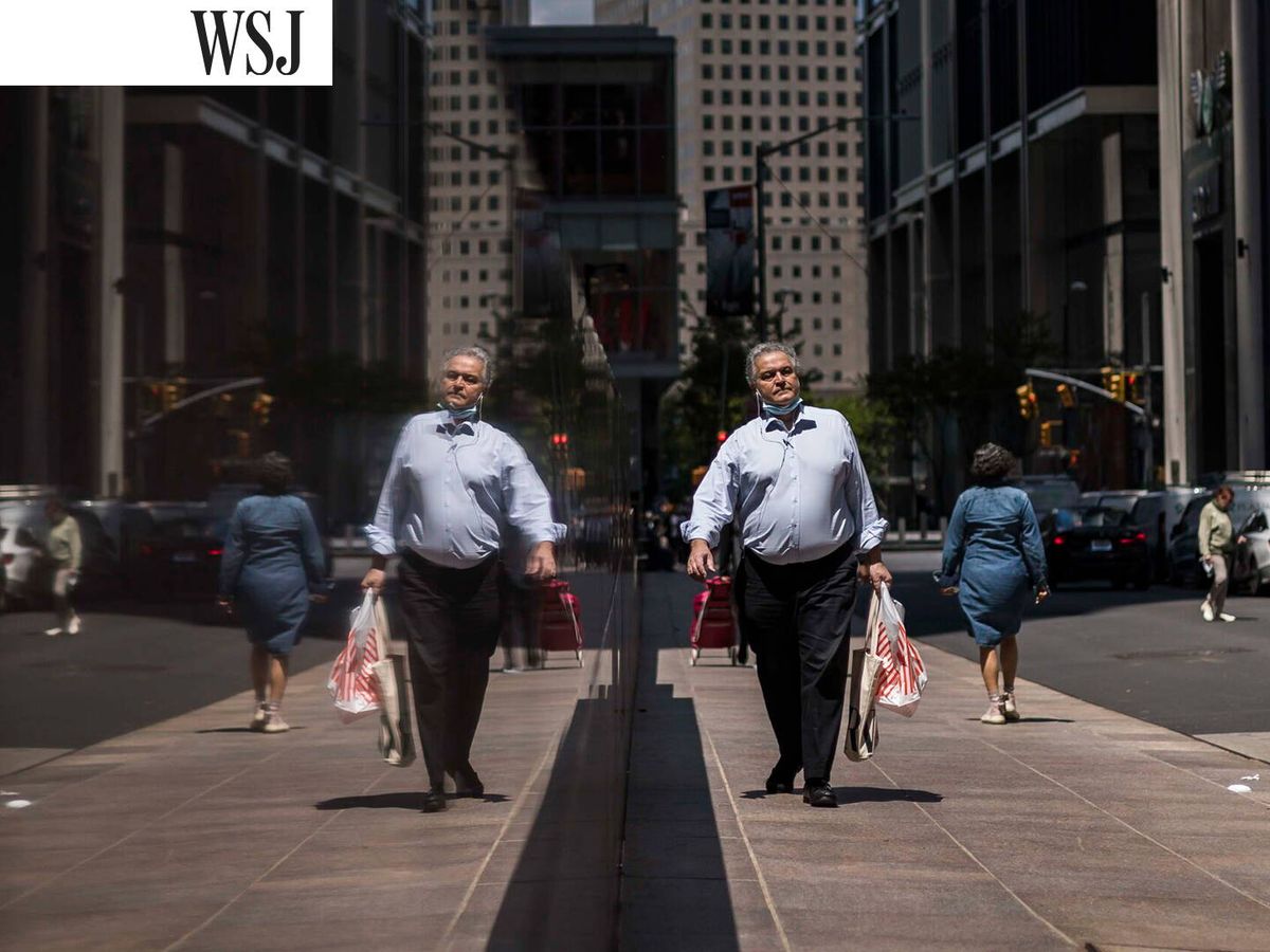 Foto: Peatones en una zona de oficinas de Manhattan, Nueva York. (EFE/Justin Lane)