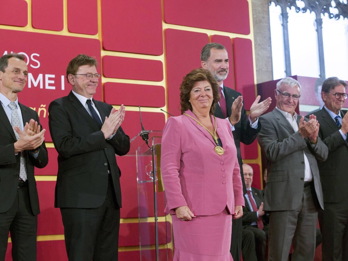Las autoridades aplauden a Vallet al recibir este año el premio Rei Jaume I (V. Bosch)