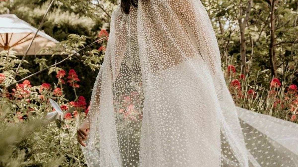 Un diseño "clásico y sencillo", las joyas... Todo sobre el vestido de novia de Sandra Gago