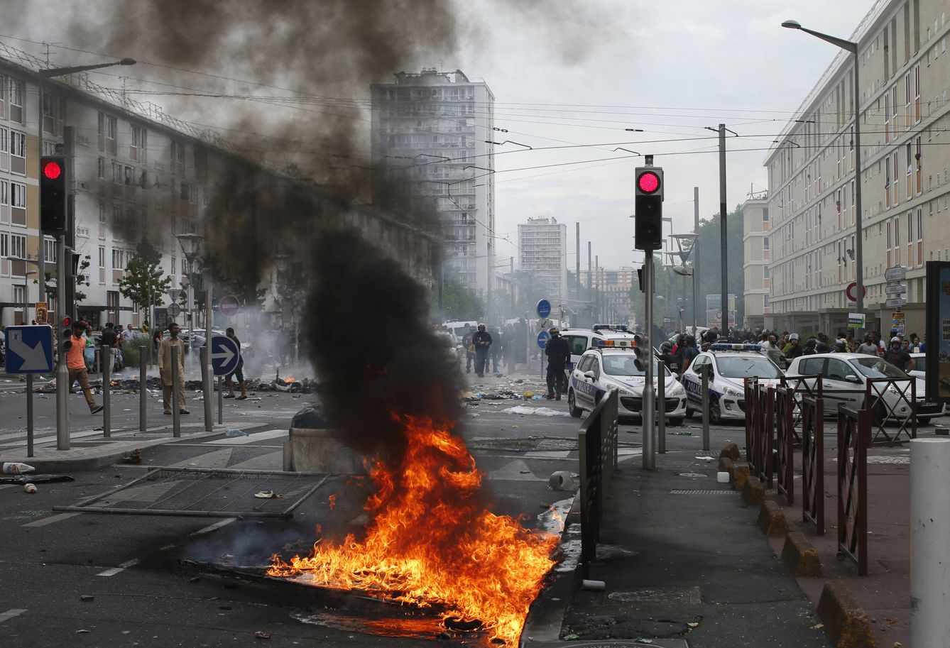 La policía bloquea la entrada de Sarcelles durante manifestaciones en contra de la ofensiva sobre Gaza, en julio de 2014. (Reuters) 