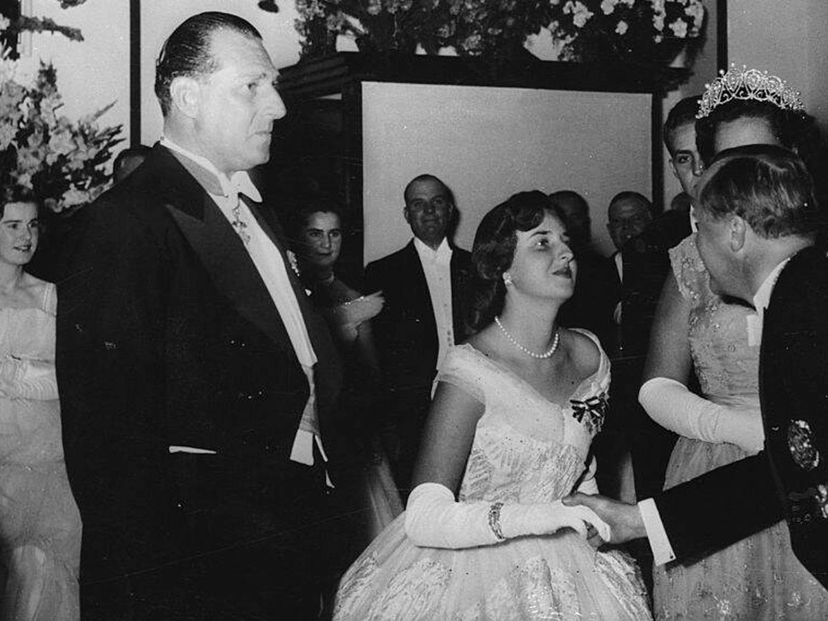 Foto: La infanta Pilar con don Juan, en su puesta de largo, en 1954. (Getty)