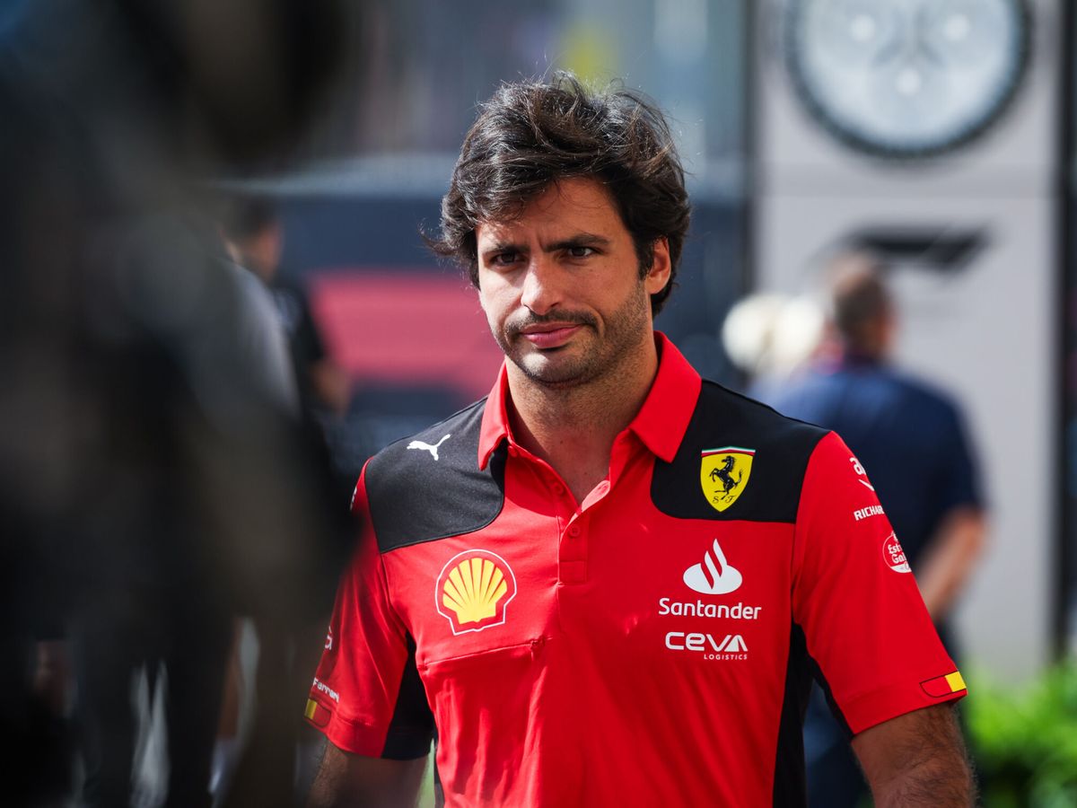 Foto: Sainz ha tenido que lidiar con varios 'cisnes negros' en su trayectoria deportiva. Ferrari, el último. (DPPI/AFP7/Florent Gooden)