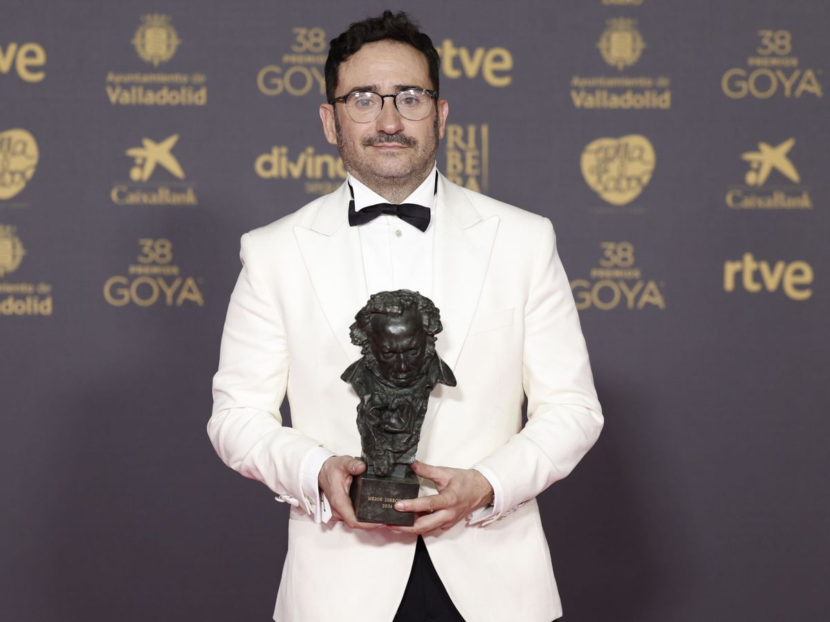 Foto: Juan Antonio Bayona posa en los Premios Goya 2024. (EFE)