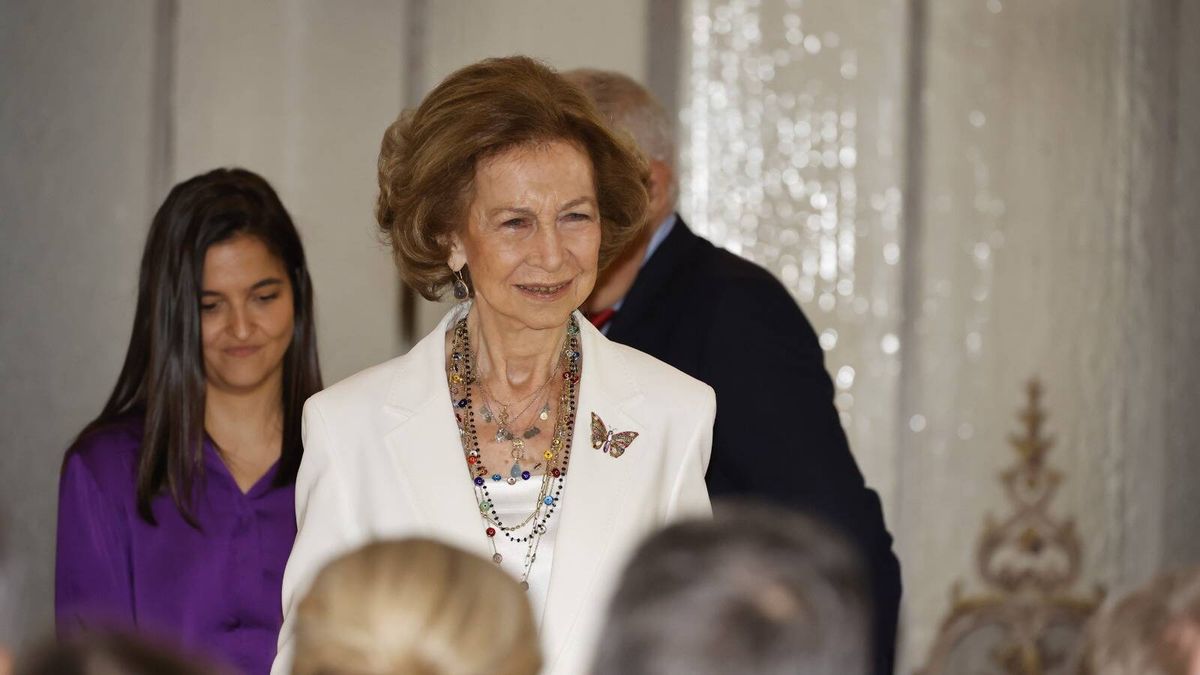 La reina Sofía, de blanco impoluto en su reencuentro con la infanta Elena