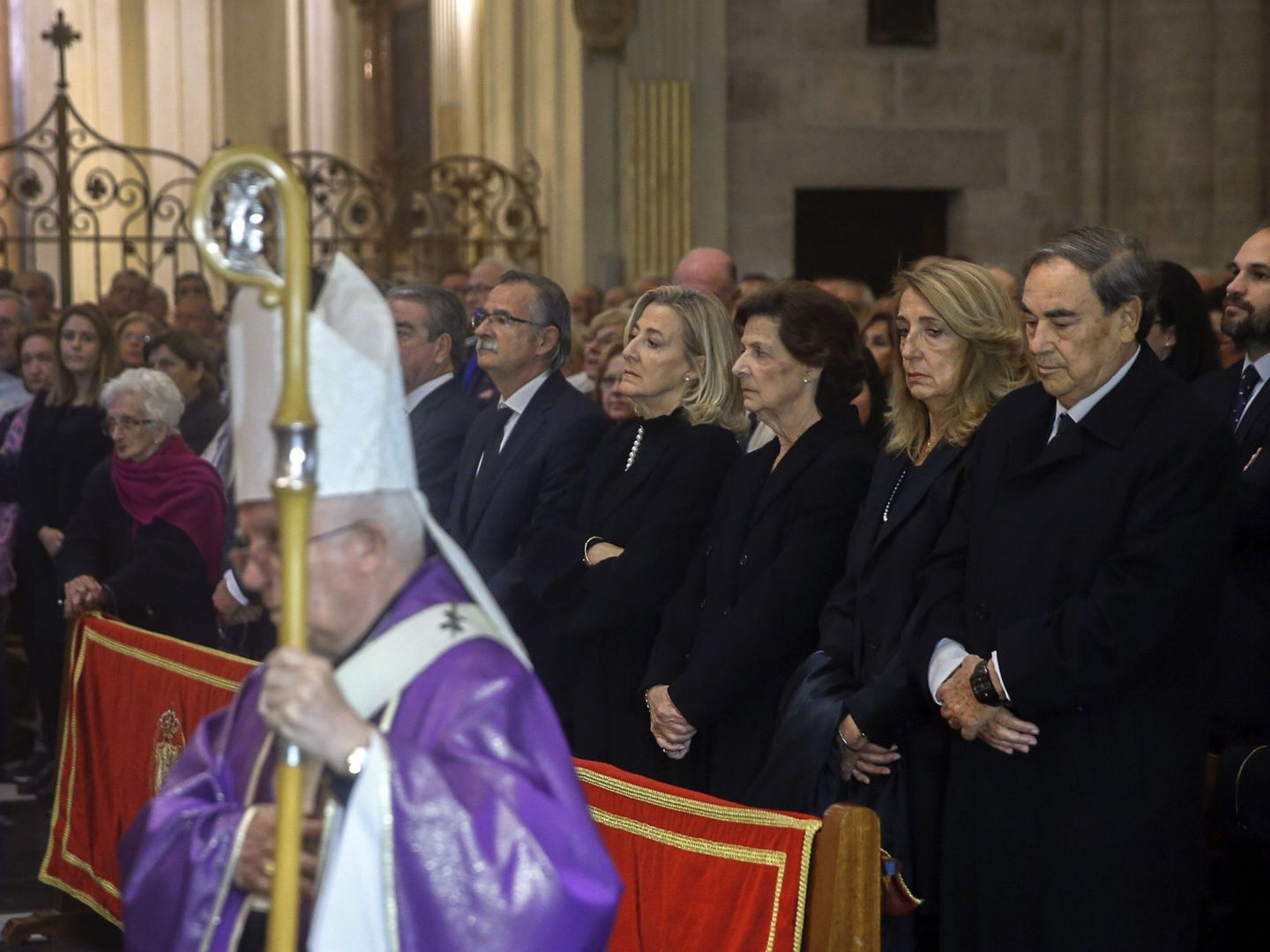 Familiares de la exalcaldesa de Valencia Rita Barberá, durante la misa funeral oficiada por el cardenal arzobispo Antonio Cañizares, este lunes en la Catedral de Valencia. (EFE Kai Försterling)