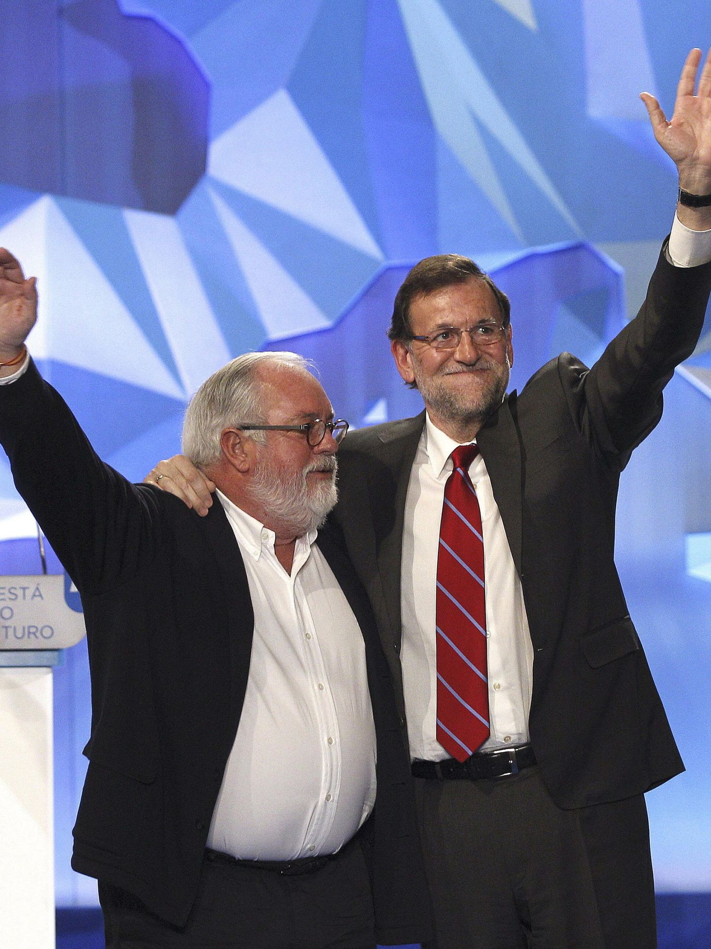 El presidente del Gobierno, Mariano Rajoy, y Arias Cañete en la campaña a Europa en 2014. (EFE)