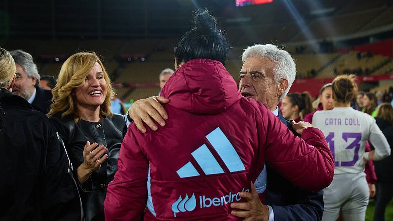 Foto: Rocha saluda a Jenni Hermoso, con la ministra Alegría detrás. (RFEF)