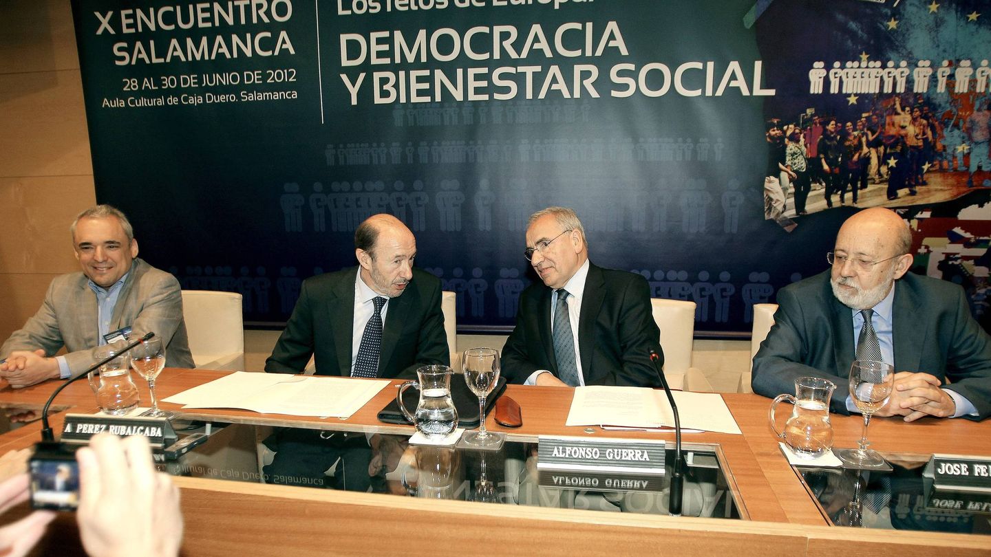 El entonces secretario general del PSOE, Alfredo Pérez Rubalcaba, y el presidente de la Fundación Sistema, Alfonso Guerra, durante un encuentro en Zaragoza en 2012. (EFE)