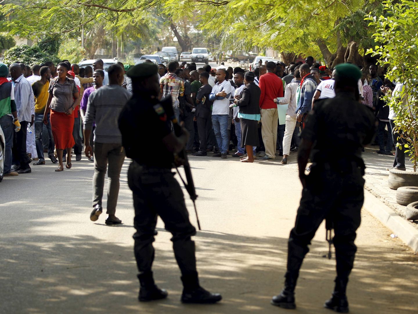 Agentes de policía vigilan a miembros de un grupo pro-Biafra durante una protesta en Abuya. (Reuters)