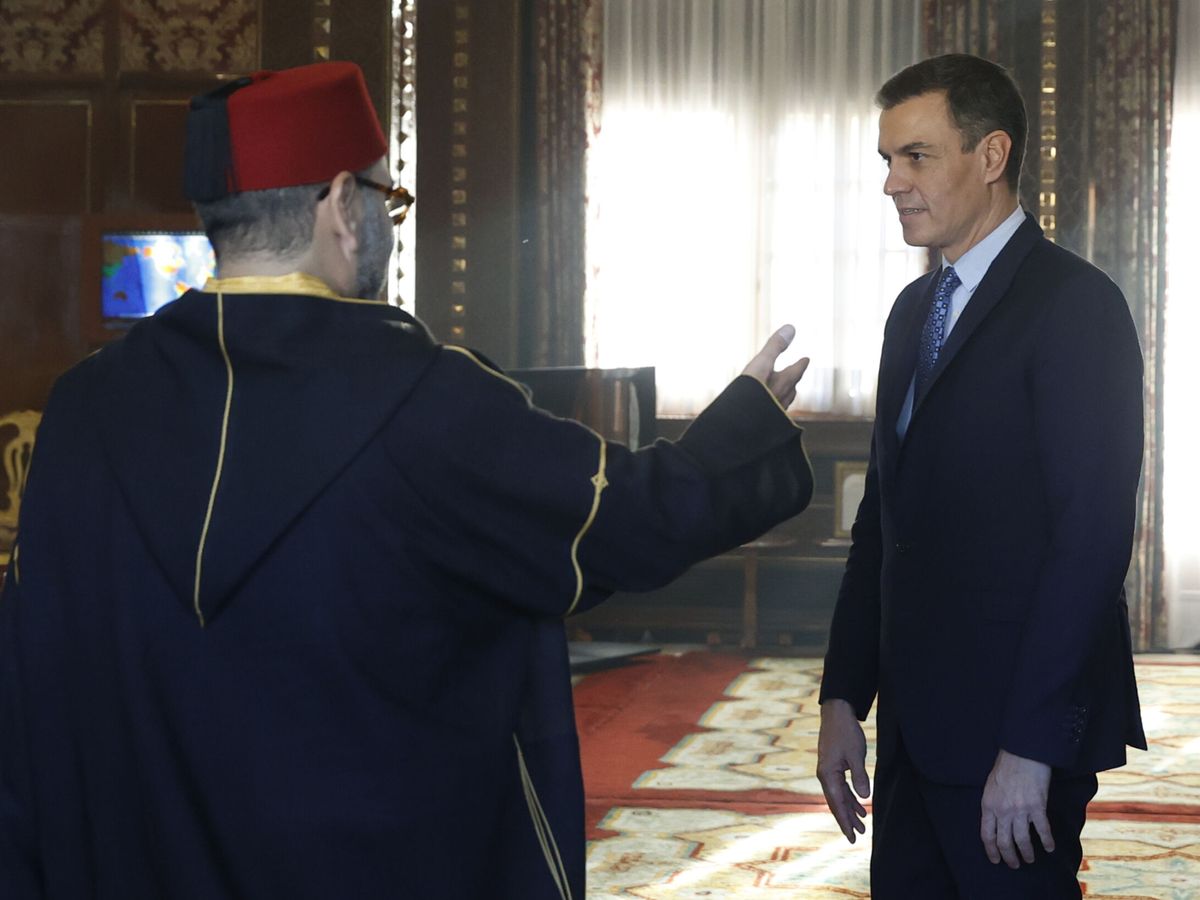 Foto: El presidente del Gobierno español, Pedro Sánchez (d), se reúne con el rey Mohamed VI de Marruecos (i). (EFE/Mariscal)