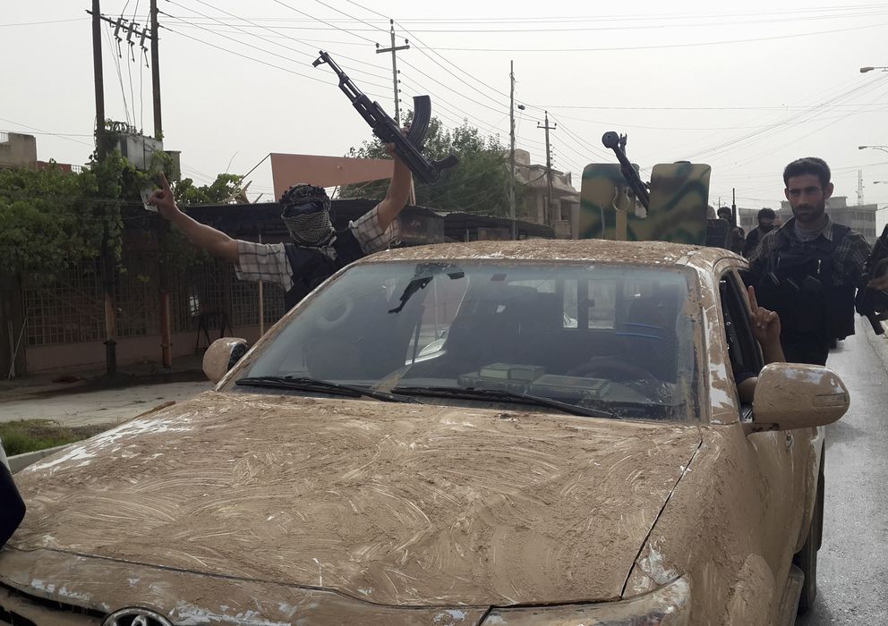 Foto: Combatientes del Estado Islámico de Irak y Siria celebran en las calles de Mosul la conquista de la ciudad el pasado 12 de junio (Reuters). 