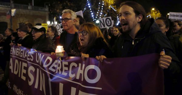 Foto: El líder de Podemos, Pablo Iglesias (d), durante una manifestación contra la pobreza energética. (EFE)