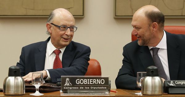 Foto: El ministro de Hacienda, Cristóbal Montoro (i), comparece para explicar el mecanismo de pagos aprobado para evitar que la Generalitat desvíe dinero al referéndum. (EFE)