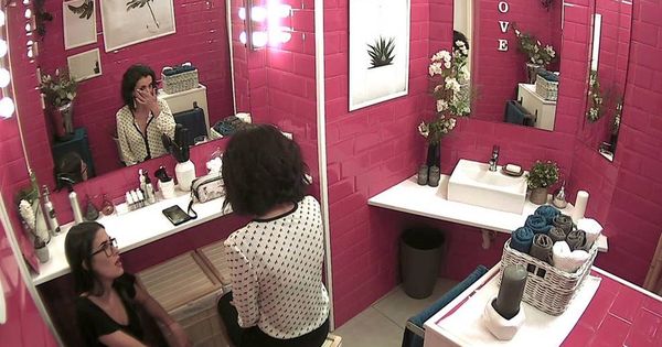 Foto: Llora en el baño de 'First Dates' tras sentirse mal por su cita. (Cuatro)