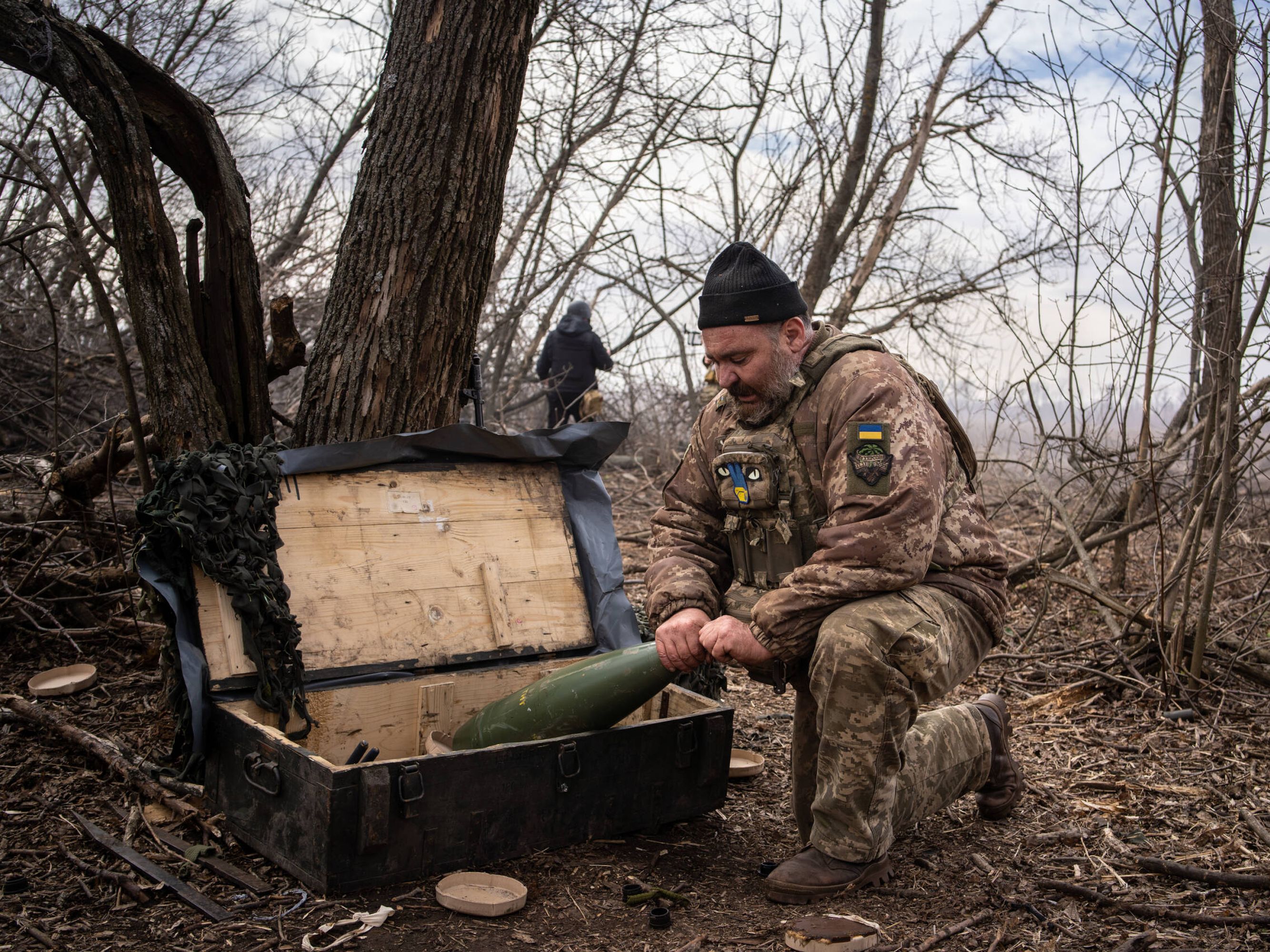 Un soldado ucraniano de la brigada 56 manipula un proyectil de artillería en el frente de Bajmut, dirección Chasiv Yar. (Fermín Torrano)