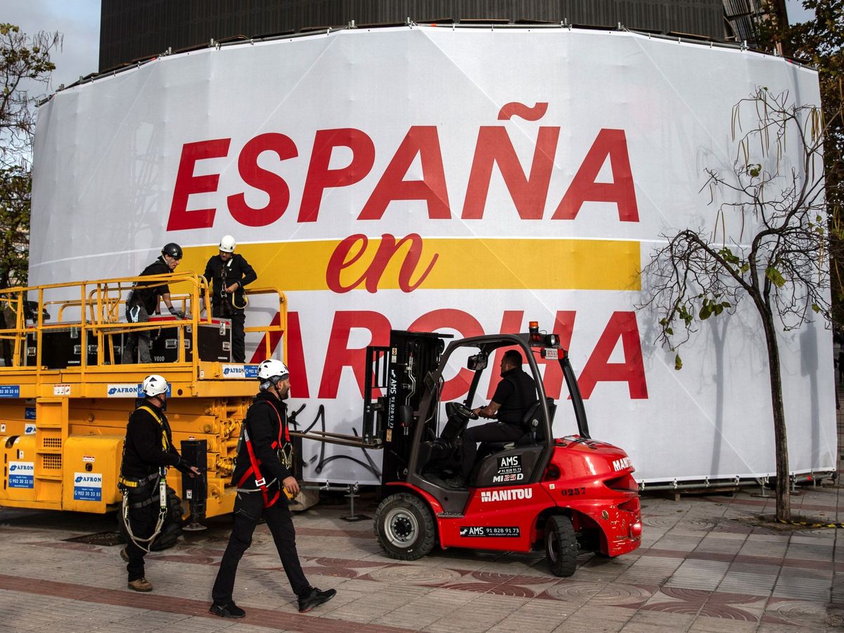 Foto: Operarios desmontan la pantalla gigante de la sede de Ciudadanos. (EFE)