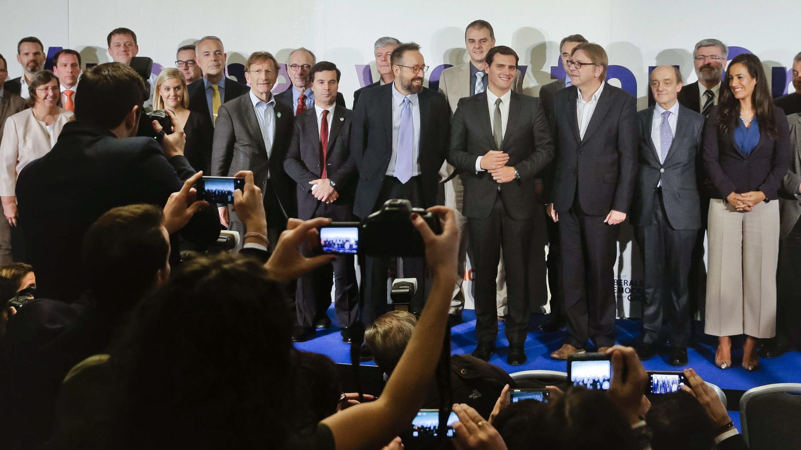 Foto: El presidente de Ciudadanos, Albert Rivera (4d), junto al presidente del grupo ALDE del Parlamenteo Europeo, Gui Verhofstadt (3d), entre otros, posan durante el encuentro de líderes liberales y demócratas europeos (Efe)
