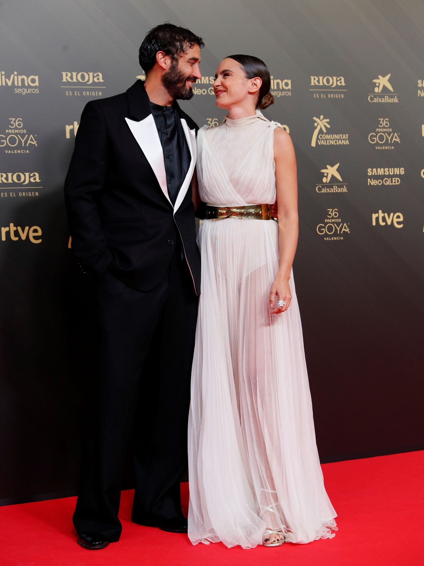 Álex García y Verónica Echegui posan en los Premios Goya. (EFE/Biel Aliño)