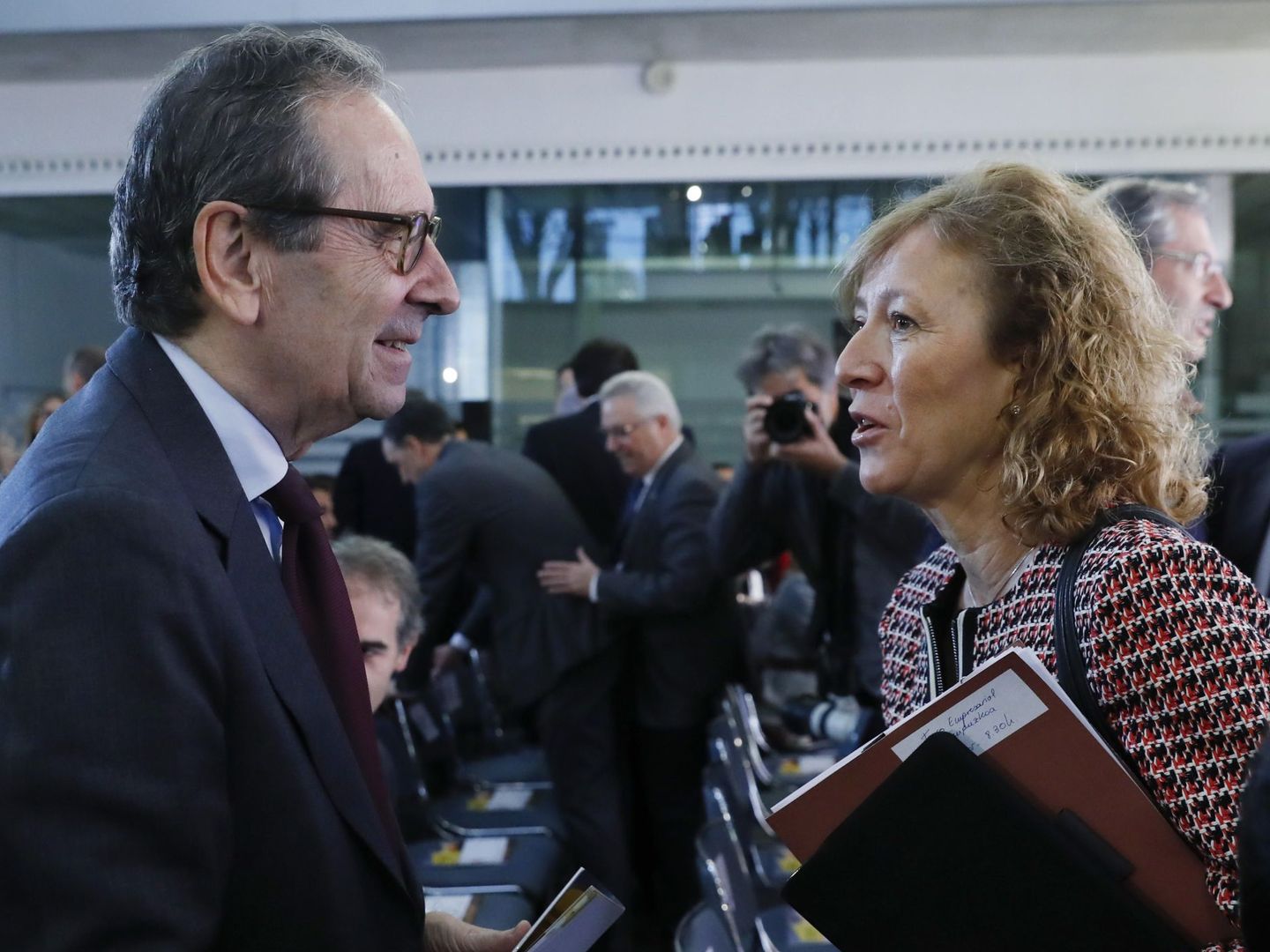 La subgobernadora del Banco de España, Margarita Delgado (d), y el presidente de Kutxabank, Gregorio Villalabeitia (i). (EFE)