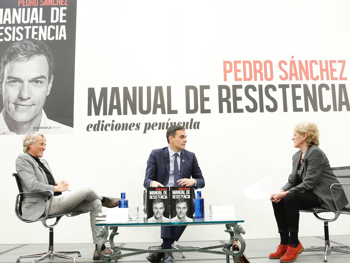 Pedro Sánchez, en el coloquio de la presentación de su libro, con Mercedes Milá y Jesús Calleja, este 21 de febrero de 2019. (EFE)
