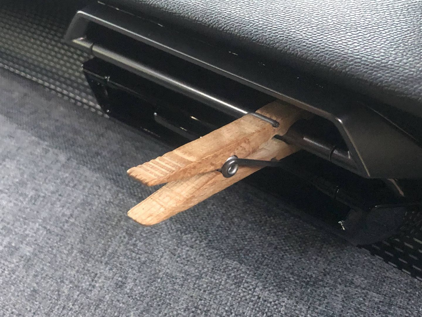 Una pinza de madera impregnada en un líquido de buen olor nos ambientará el coche.