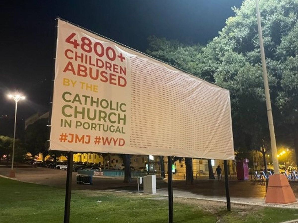 Foto: Cartel de denuncia en la JMJ en diferentes sitos de Portugal por las más de 4800 víctimas de abuso sexual en la Iglesia Católica de Portugal. (Europa Press/Telma Tavares)