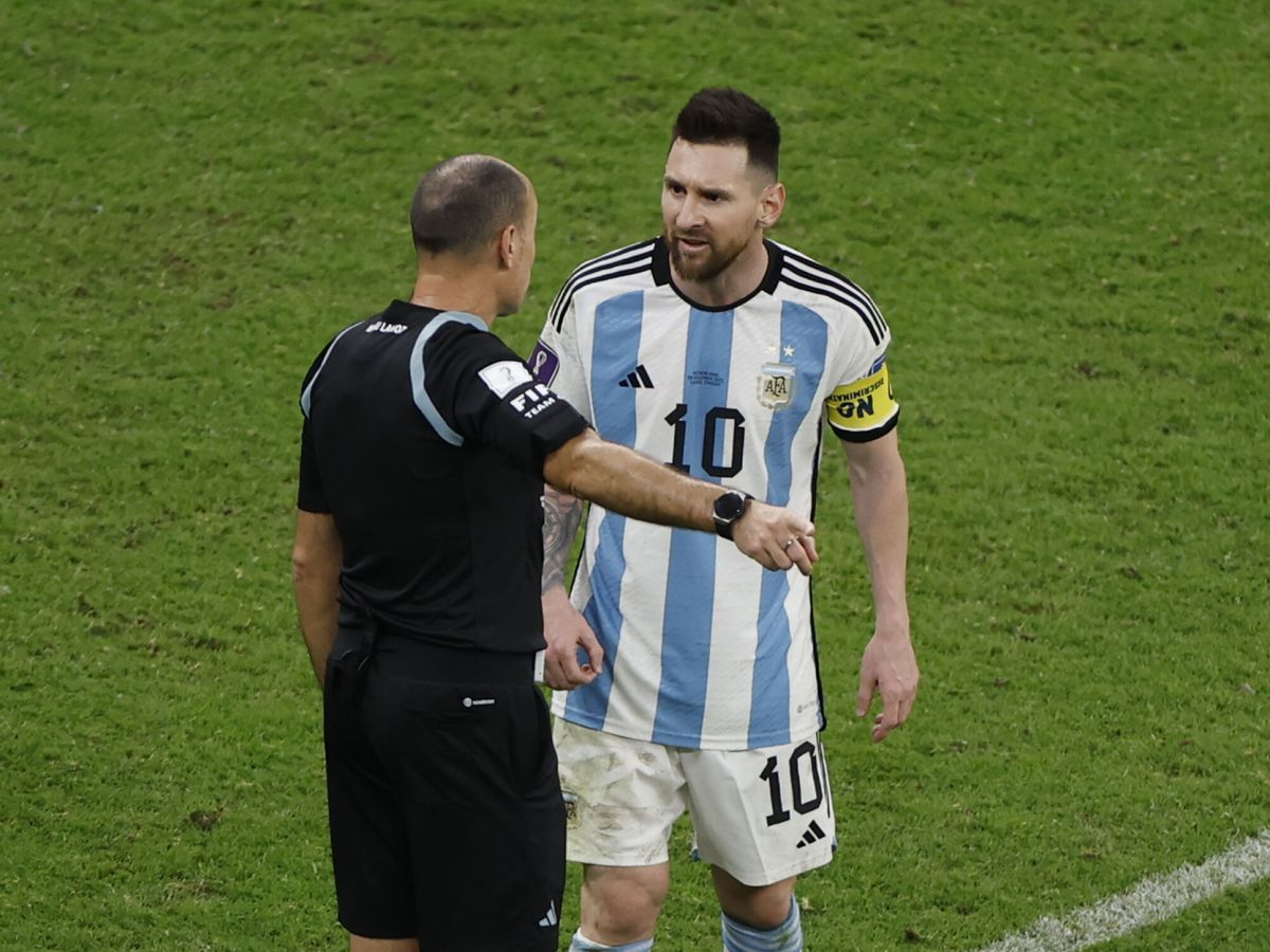 Foto: Messi y Mateu Lahoz durante el partido de cuartos de final del Mundial. (EFE/Alberto Estévez)