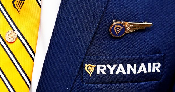 Foto: Logo de Ryanair en el uniforme de un trabajador de la compañía. (Reuters)