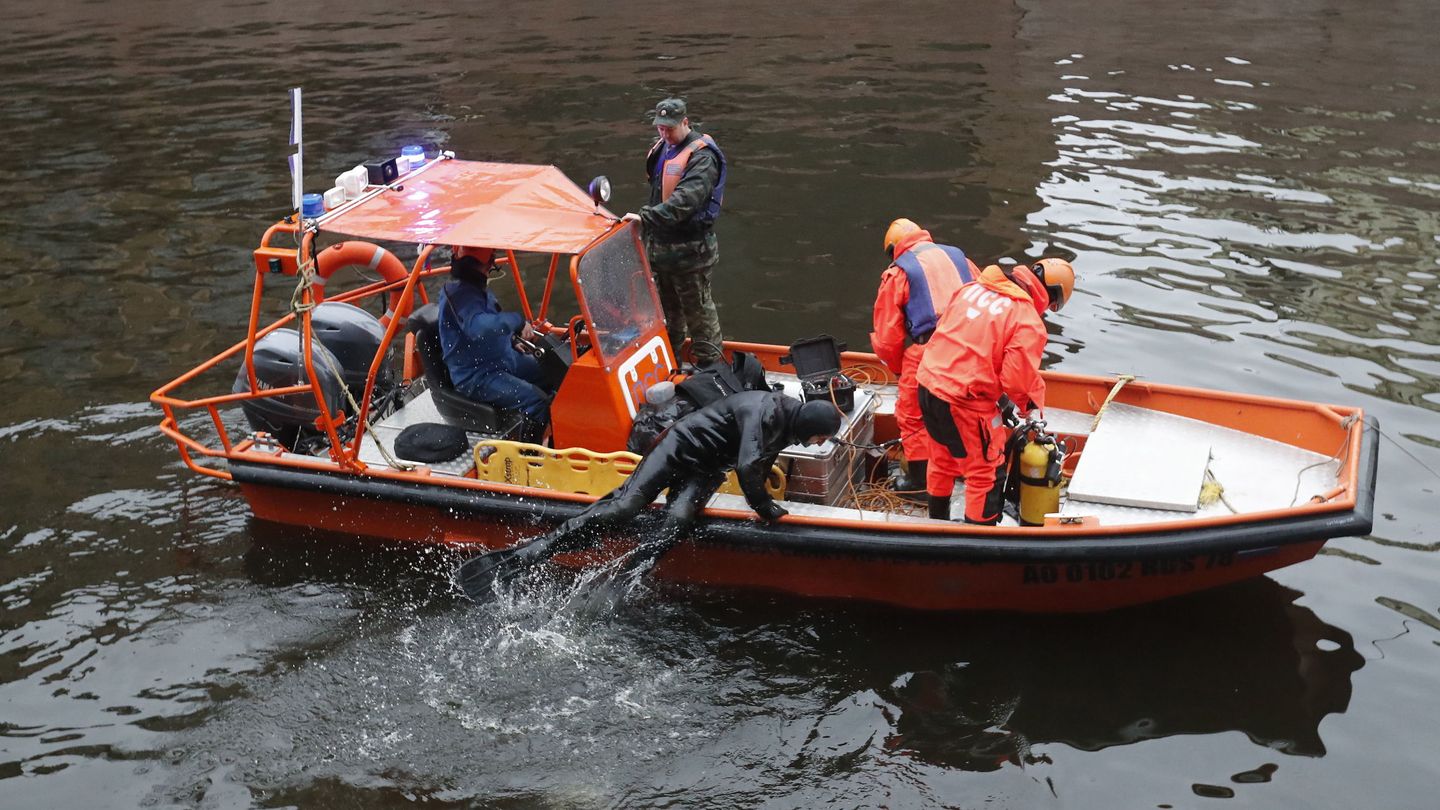 Las autoridades, en el rescate del río Moika. (Reuters)