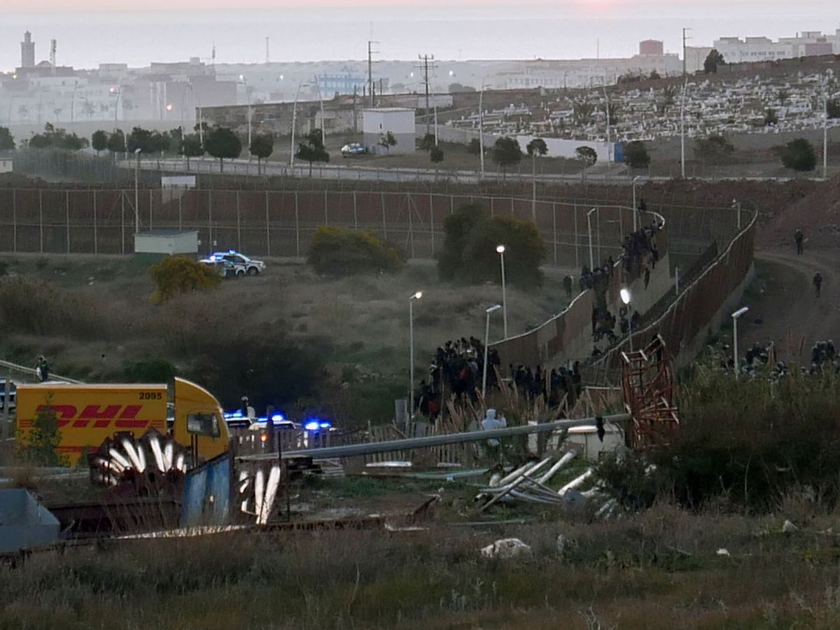 Foto: Decenas de migrantes saltan la valla fronteriza de la ciudad española de Melilla con Marruecos por segundo día. (EFE)