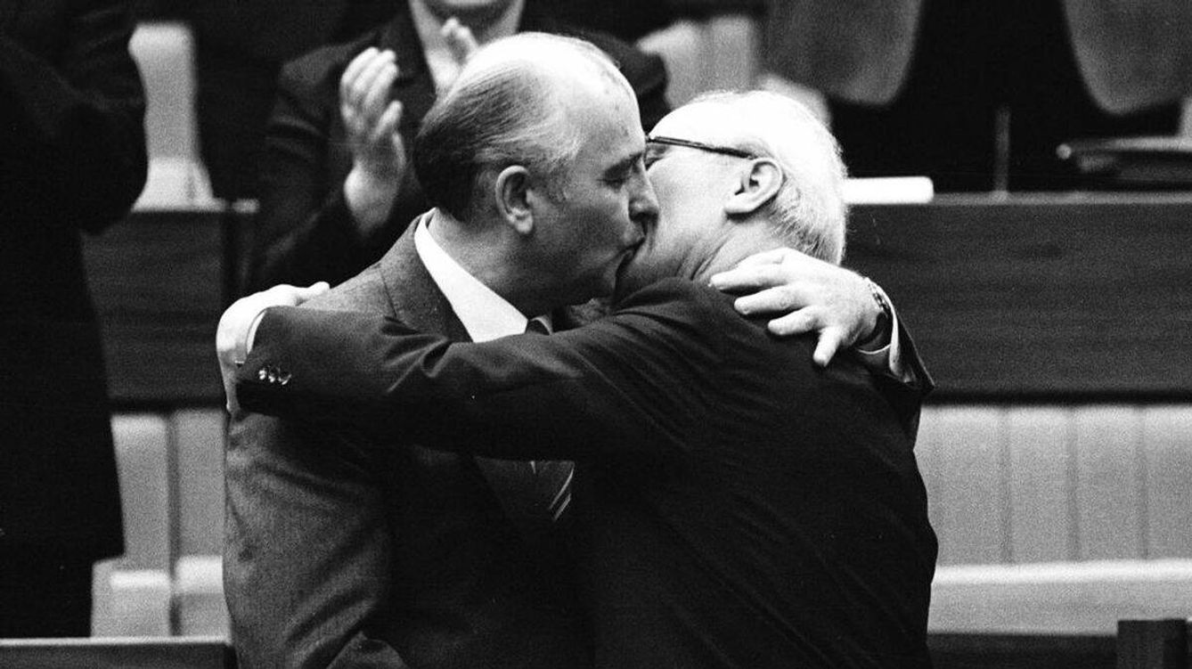 Gorbachov besa a Erich Honecker, 1986.